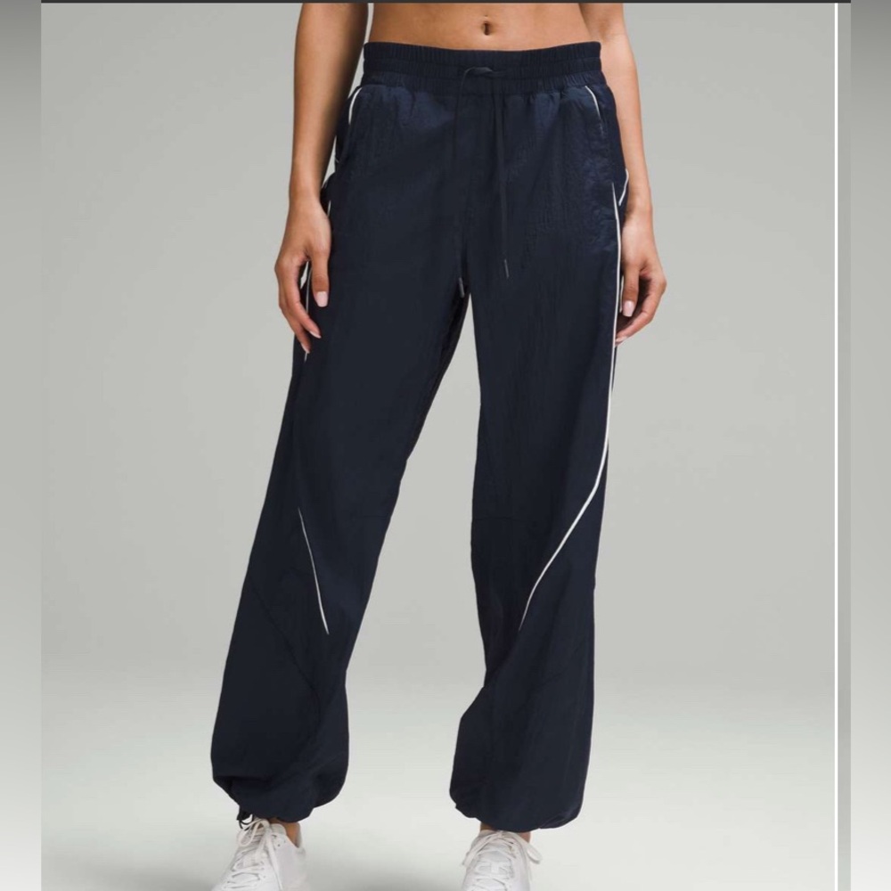 Lululemon licensed to train mid-rise lightweight jogger, 6, $148 true navy